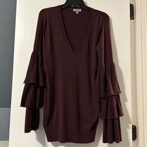 Great Chelsea28 fall light-weight sweater with bell sleeve detail.